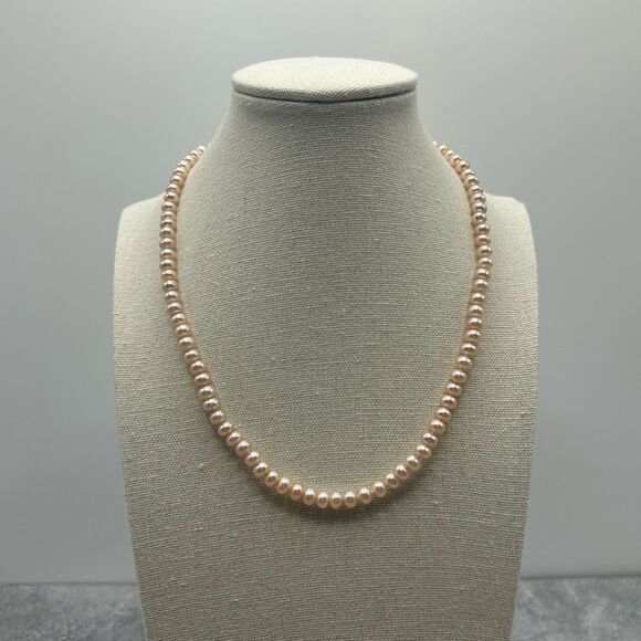 NWOT Vintage Womens Ivory Cream Natural Pearl Bead Necklace Jewelry 17 inches - Picture 1 of 9